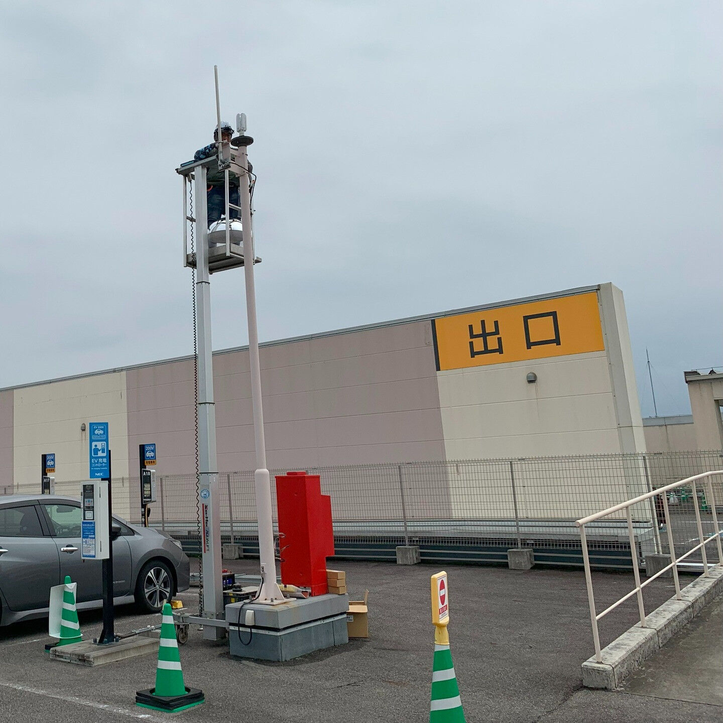 本日はショッピングセンターの屋上駐車場でのポール灯の更新作業