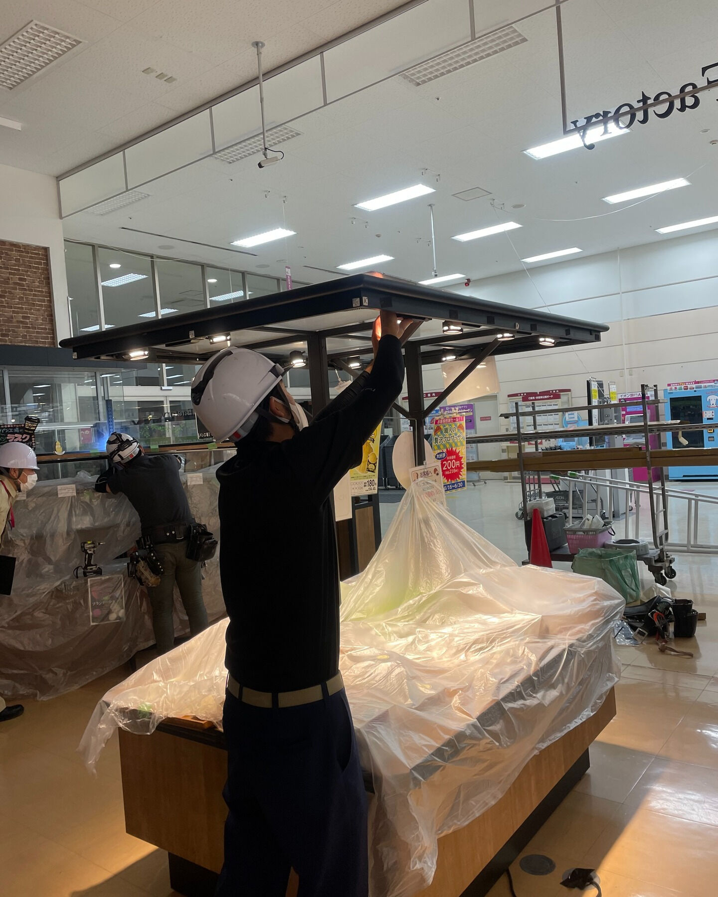 本日は静岡県浜松市の華やかなパン屋さんで、照明工事を行ってい
